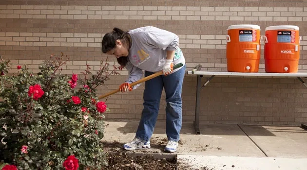Alumni Close Month of Service with Pizzazz